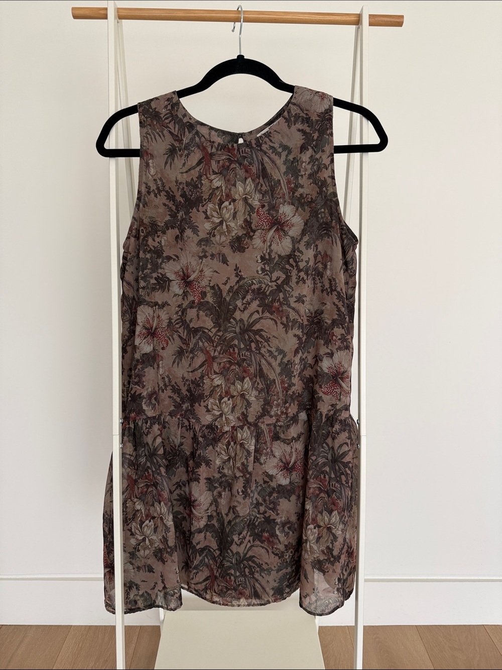 Sleeveless Floral Shift Dress in Taupe Brown